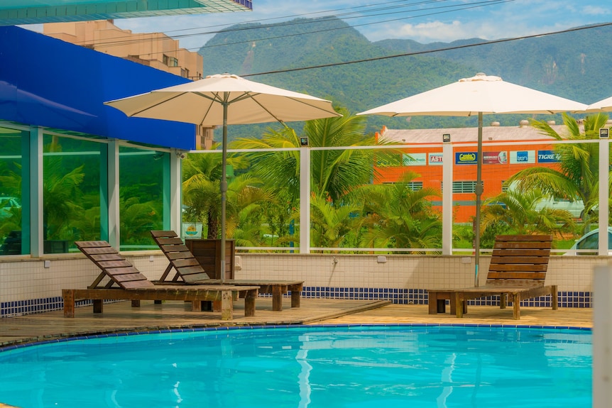 Área da piscina com espreguiçadeiras